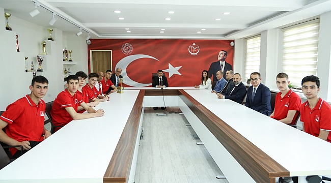 Ankara Valisi Vasip Şahin, TVF Spor Lisesi'ni Ziyaret Etti 
