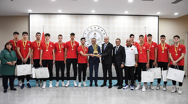 Milli Eğitim Bakanı Özer, TVF Başkanı Üstündağ ile Dünya Şampiyonu Voleybolcuları Kabul Etti