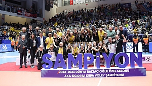 AXA Sigorta Kupa Voley'de VakıfBank kupayı müzesine götürdü