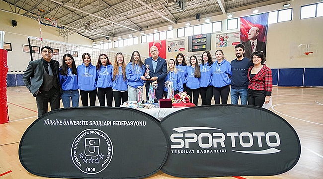 TVF Başkanı Üstündağ, Zafer Atay Üniversiteler 1.Ligi’nin Ödül Töreni’ne Katıldı