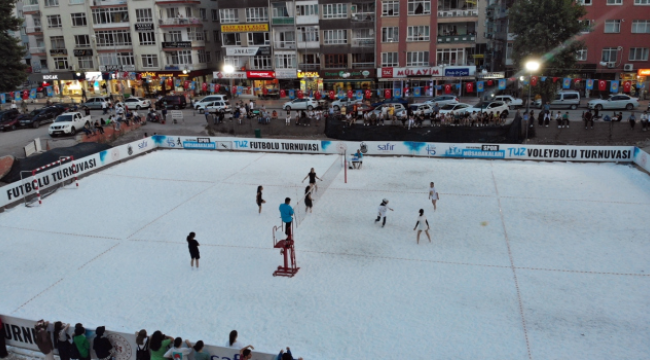 Tuz sahada voleybol maçı yaptılar