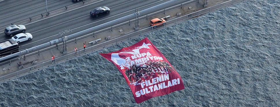 Çifte Kupalı Şampiyon Filenin Sultanları’nın Bayrağı Boğaz’daki Köprülere Asıldı