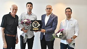 TVF Başkanı Üstündağ'dan Umut Çakır ve Mert Karatop'a Çiçek ve Plaket