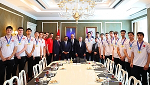 Bakan Dr. Osman Aşkın Bak, Dünya Şampiyonu TVF Spor Lisesi Erkek Voleybol Takımı’nı Kabul Etti