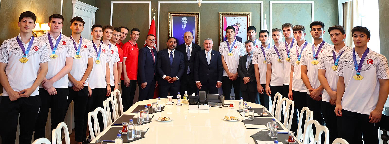 Bakan Dr. Osman Aşkın Bak, Dünya Şampiyonu TVF Spor Lisesi Erkek Voleybol Takımı’nı Kabul Etti